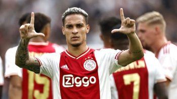 el manchester united pago 100 millones de euros por un brasileno