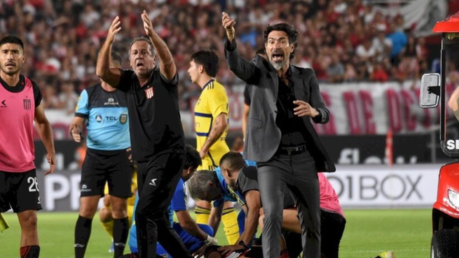 Momento dramático. El jugador de Estuiantes Javier Altamirano es atendido ante el desesperante llamado del técnico Eduardo Dominguez para que ingrese la ambulancia.