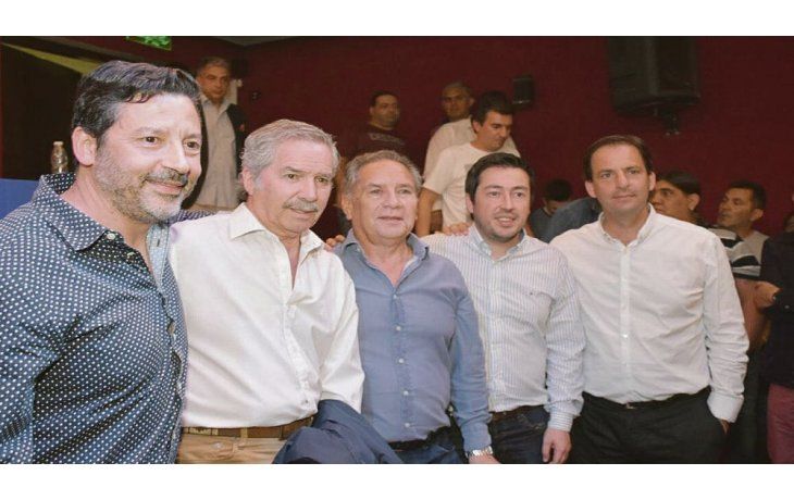 ámbito.com | Compañeros. Gustavo Menéndez (Merlo), Alberto Descalzo (Ituzaingó), Leonardo Nardini (Malvinas Argentinas) y Ariel Sujarchuk (Escobar) se reunieron el lunes por la noche con el massista Felipe Solá para atraerlo al PJ.