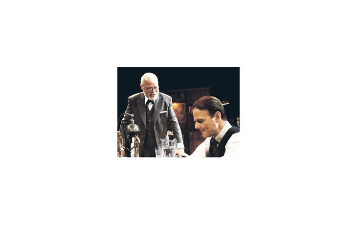 Las excepcionales actuaciones de Jorge Suárez como Sigmund Freud y de Luis Machín como C.S. Lewis humanizan el debate entre ambos, y la puesta rica en climas de Veronese aporta frescura  y naturalidad.