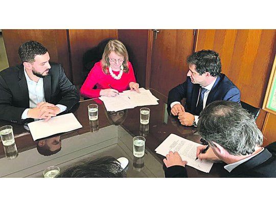 Rúbrica. Alicia Kirchner, al sellar el acuerdo ayer en la cartera de Hacienda nacional para obtener un préstamo del Fondo Fiduciario para el Desarrollo Provincial. Sigue trabajando en pos de otro, del Banco Nación.