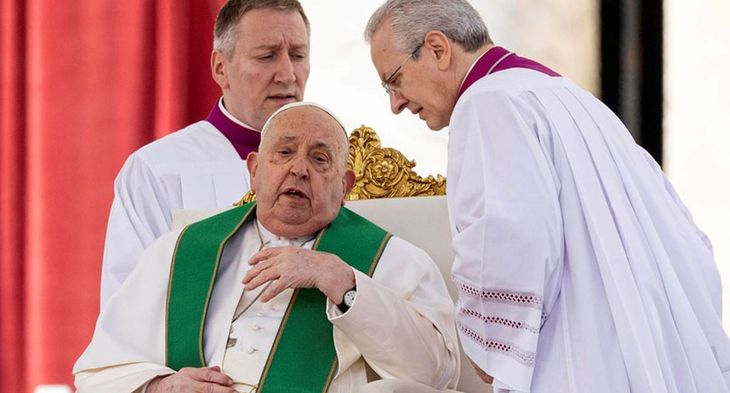 El domingo ya hab&iacute;a detenido su homil&iacute;a durante la misa del Jubileo de las Fuerzas Armadas en la Plaza de San Pedro.