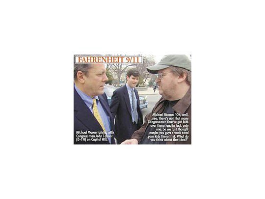 Michael Moore en una de las escenas de Fahrenheit 9/11: acorrala al diputado John Tanner para sugerirle que envíe a su propio hijo a Irak.
