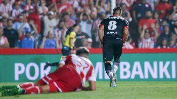 Gol y triunfo. Graciani sale a festejar el segundo tanto de Instituto, que volvió a Primera y aún no perdió.
