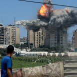 Además, la ONU sugiere que al menos 4,9 millones de toneladas de escombros podrían estar contaminadas con amianto. Además, la ONU sugiere que al menos 4,9 millones de toneladas de escombros podrían estar contaminadas con amianto.