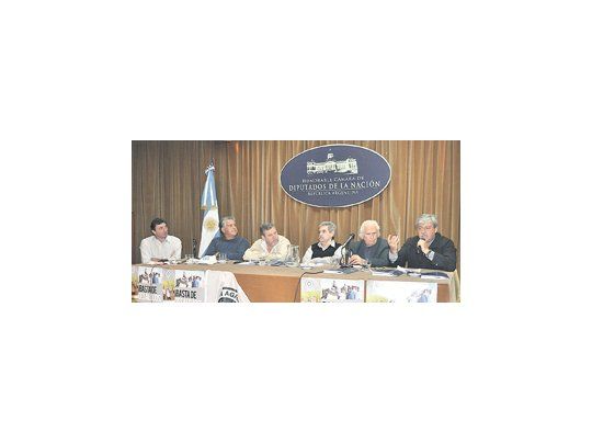 El titular de la FAA, Eduardo Buzzi, se mostró ayer junto a los diputados Pablo Orsolini, Jorge Cardelli y «Pino» Solanas, el coordinador nacional de la CCC, Amancay Ardura, y el secretario gremial de la FAA, Omar Príncipe, en una audiencia pública en el Congreso para pedir una ley que evite los desalojos de pequeños productores.