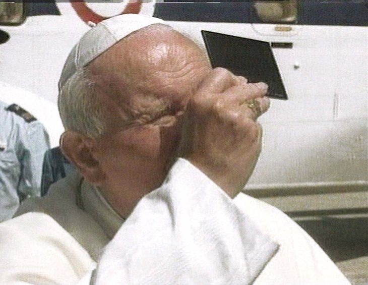 Juan Pablo II, el Papa número 110 “De Labore Solis”, mirando un eclipse. Nació y murió en días de eclipse solar. Juan Pablo II, el Papa número 110 “De Labore Solis”, mirando un eclipse. Nació y murió en días de eclipse solar.