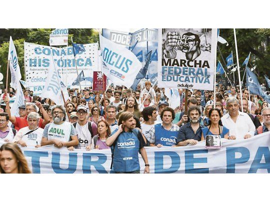 Masiva marcha docente a la Rosada