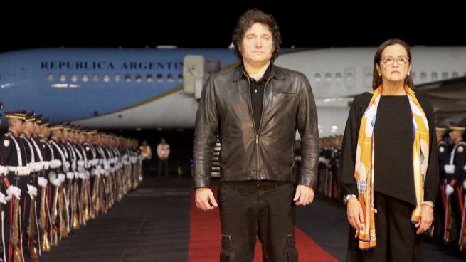 Javier Milei al arribar a El Salvador.