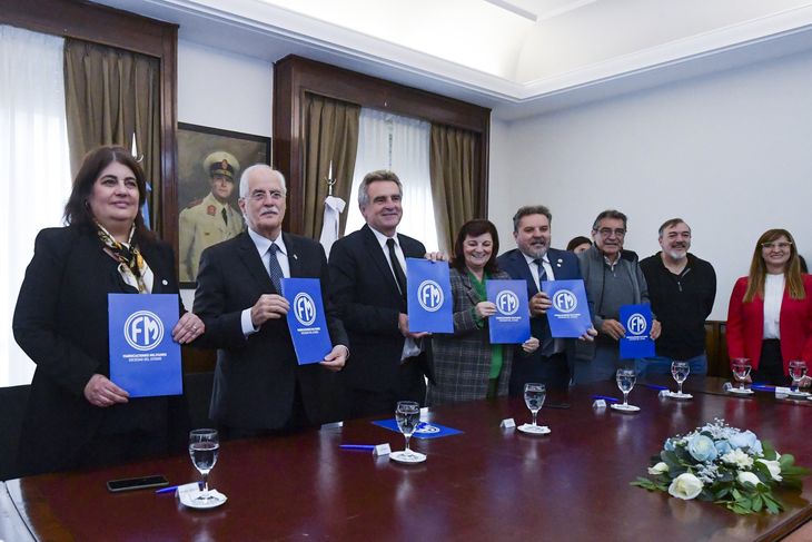 De izquierda a derecha: Ana Castellani, Jorge Taina, Agustín Rossi, Kelly Olmos, Iván Durigón y Hugo "Cachorro" Godoy. De izquierda a derecha: Ana Castellani, Jorge Taina, Agustín Rossi, Kelly Olmos, Iván Durigón y Hugo "Cachorro" Godoy. 