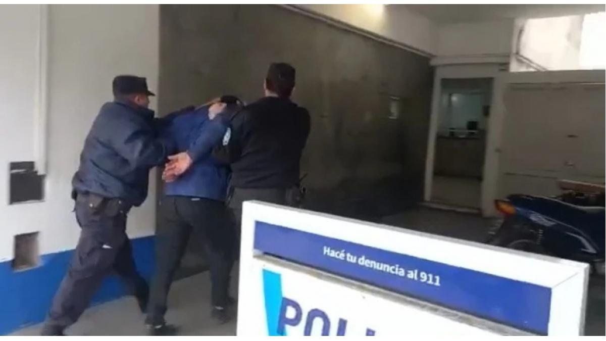 Un hombre tenía frío y golpeó al colectivero porque no cerró la puerta