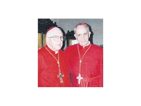 Jorge Mejía y Jorge Bergoglio, en una foto de archivo: los dos argentinos que más alto llegaron en el Vaticano. Uno como operador político, el otro como Papa. Eran amigos y se ayudaron siempre entre sí.