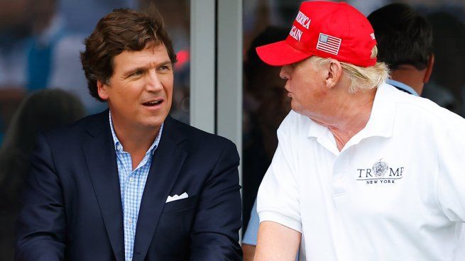 Tucker Carlson con Donalt Trump, a quien defnedió y le costó su salida de Fox News.
