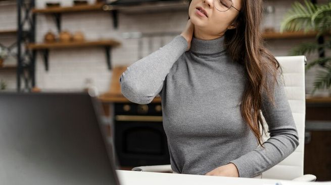 5 ejercicios rápidos para hacer en el trabajo si te duele la espalda