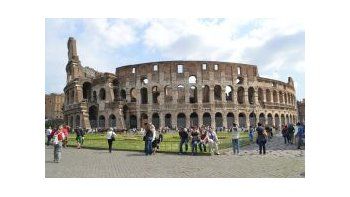 El alcalde de Roma, Gianni Alemanno, dijo: Es una locura bloquear la restauración del Coliseo. ¿Queréis que se caiga a pedazos?
