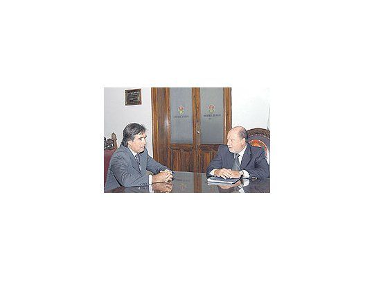 El cónsulchileno enRosario,José MiguelMenchaca,ayer conJorge Busti.Preocupabloqueo acamionescon materialesparaconstrucciónde papeleras.Ocho deellos ayervolvieron aChile.
