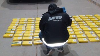 la aduana secuestro 131,2 kilos de cocaina escondidos en un camion que transportaba bananas