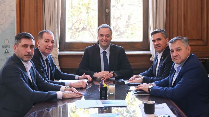 Diego Santilli y Manuel Adorni junto a Leandro Zdero, gobernador de Chaco. Diego Santilli y Manuel Adorni junto a Leandro Zdero, gobernador de Chaco.