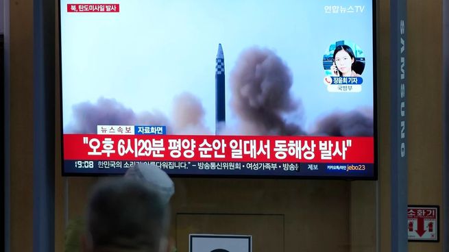 En una estación de tren en Corea del Sur, personas miran la noticia del lanzamiento de tres misiles desde Corea del Norte.