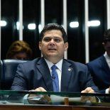 Davi Alcolumbre negocia un posible indulto a Jair Bolsonaro. Davi Alcolumbre negocia un posible indulto a Jair Bolsonaro.