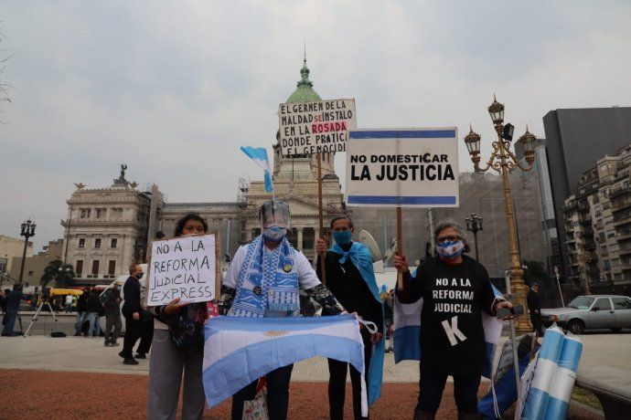 Los autoconvocados realizan una vigilia frente al Congreso contra la reforma judicial.&nbsp;
