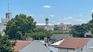 Vista desde un departamento hacia la cárcel de Villa Devoto. El proceso de desalojo ya comenzó y abre la posibilidad de transformar el predio y generar nuevas oportunidades inmobiliarias en un barrio cotizado de la Ciudad