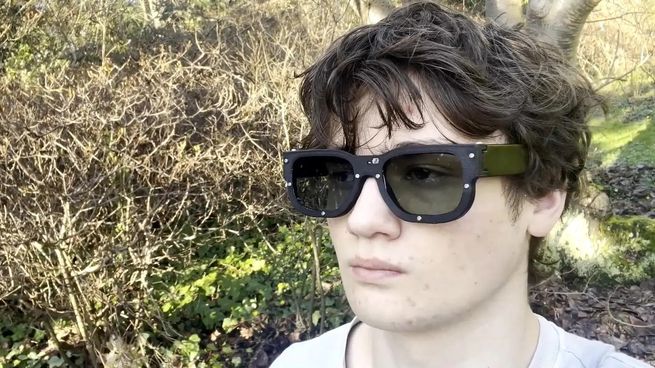 Iker Olivares diseñó unos lentes que reaccionan a la luz para prevenir crisis epilépticas, con la esperanza de ayudar a millones de personas.