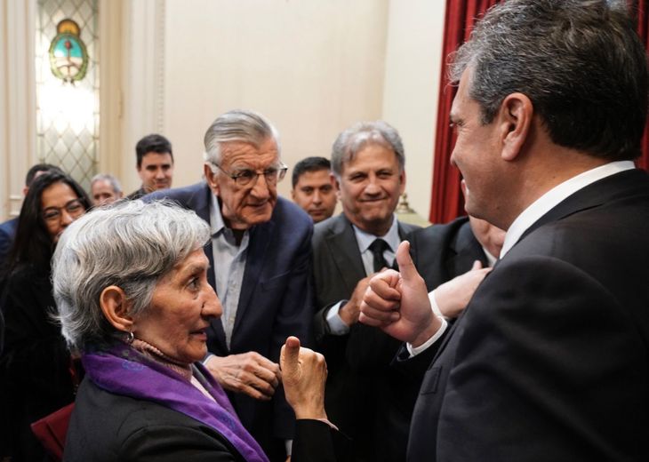 Sergio Massa saludando a José Luis Gioja, el diputado peronista por San Juan. Sergio Massa saludando a José Luis Gioja, el diputado peronista por San Juan.