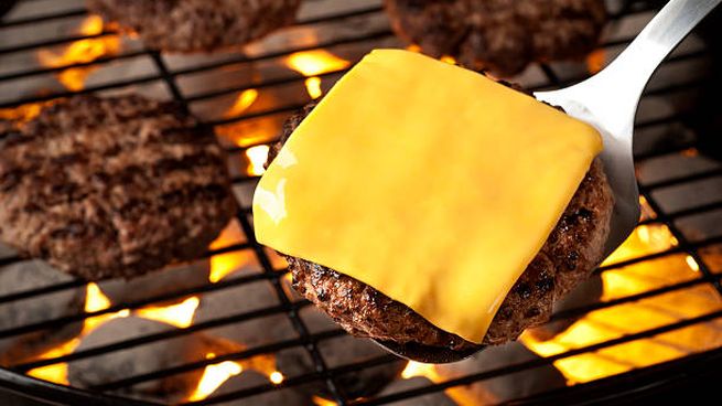Este queso amarillo tiene 0% de plásticos, aporta 17% de proteína y es uno de los mejores del mercado para la Profeco
