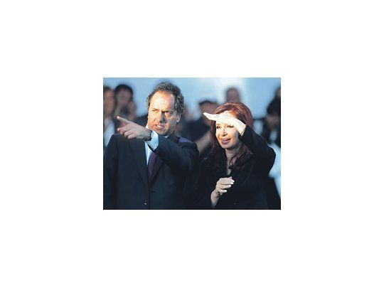 Cristina de Kirchner compartió, ayer, un acto con Daniel Scioli en Florencio Varela. Temprano, siguió el «show»  legislativo desde Olivos.