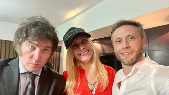 Cristian Larsen, junto a Javier Milei y Karina Milei.