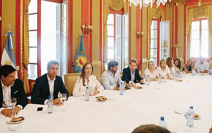 Estrategia. Vidal, durante el encuentro ayer con diputados de Cambiemos, a quienes pidió involucrarse en el conflicto docente. Estuvieron el jefe de Gabinete, Federico Salvai, y Alex Campbell (Asuntos Municipales).