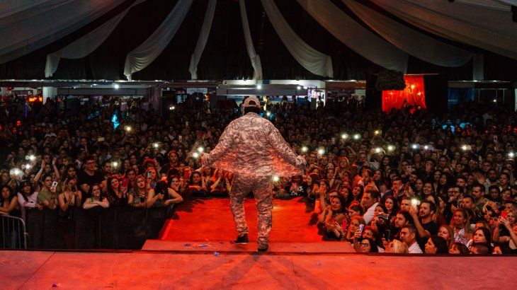 Durante dos días en este mega evento conviven imponentes shows con alto contenido cultural, la mejor música, Djs y performances de la mano de los artistas más famosos del teatro y la televisión.