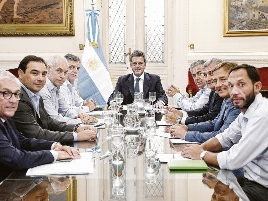 Abrazo y rapidez. Sergio Massa inici&oacute; ayer negociaciones con gobernadores y legisladores opositores. El gui&ntilde;o macrista fue logrado a la noche junto al jefe de Gabinete, Santiago Cafiero; y el ministro del Interior, Eduardo de Pedro..