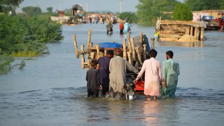 En Pakistán, un helicóptero que transportaba ayuda humanitaria se estrelló por el mal tiempo, y murieron cinco personas a bordo.