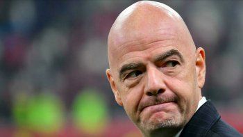 Infantino gobernará al fútbol mundial otros tres años.