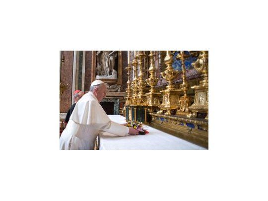 Franciso al visitar en Roma a la basílica Santa María Mayor.