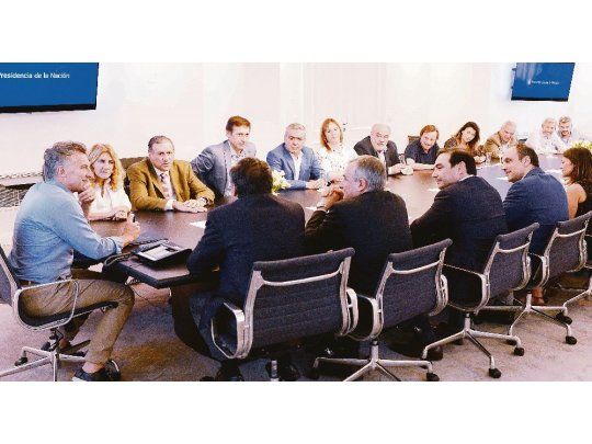 Encuentro. Mauricio Macri ayer en la residencia de Olivos con las autoridades de la UCR, que conduce Alfredo Cornejo. Entre otros participaron Gerardo Morales, Gustavo Valdés,Luis Naidenoff; José Cano y José Manuel Corral.