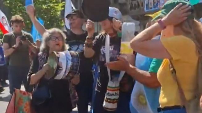 Un grupo de jubilados se congregó frente al Congreso para pedir por una mejora en los haberes.&nbsp;