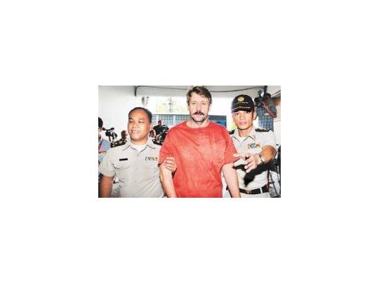 But fue conducido por agentes de la Agencia Antidroga (DEA) de EEUU desde los calabozos de la prisión hasta el aeropuerto de Don Muang.