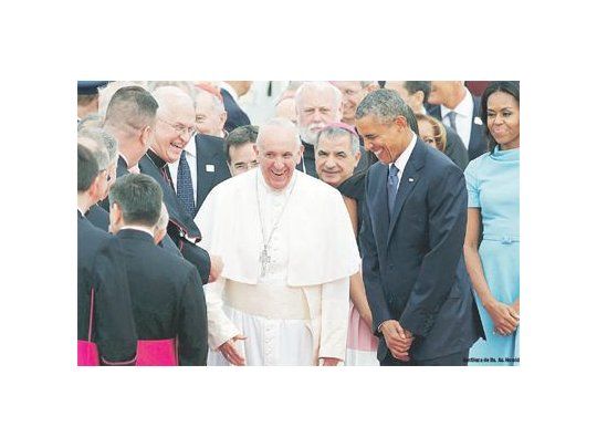 Cuando el papa Francisco apareció en la puerta del avión  en Washington se escuchó la ovación y vitoreos de los presentes. Lo esparaban el presidente Barack Obama y su familia y el vicepresidente Joseph Biden.