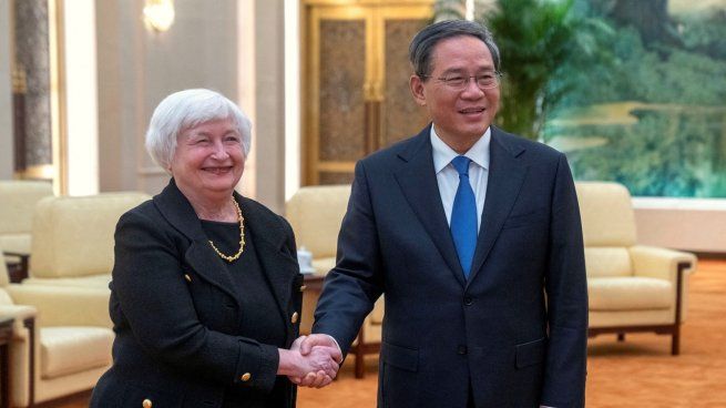 Yanet Yellen, la secretaria del Tesoro de los EEUU junto a Li Qiang, el primer ministro chino.