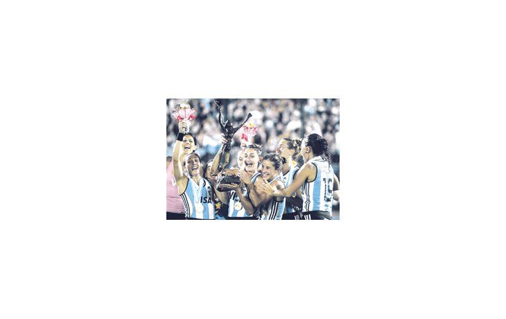 Aymar sostiene el Champions Trophy, rodeada por el resto de sus compañeras. A los 34 años, Lucha se despidió de su Rosario natal con un título inédito en terreno argentino.