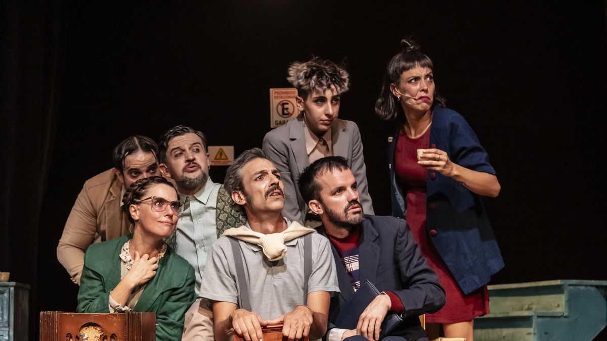 A singing and musical therapy with border characters who attend this funeral to leave objects behind