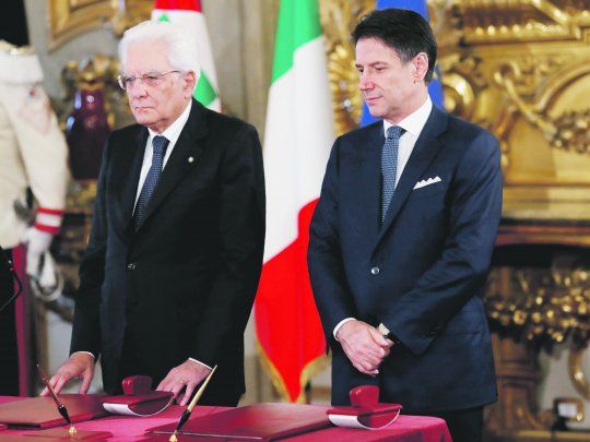 VOLVER A EMPEZAR. El presidente de Italia, Sergio Mattarella, y el primer ministro, Giuseppe Conte, buscan desde ayer superar una nueva crisis de gobierno.