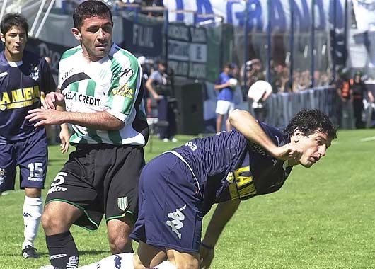 Bustos se hace dueño del mediocampo y desde ahí Banfield empieza sus ataques.