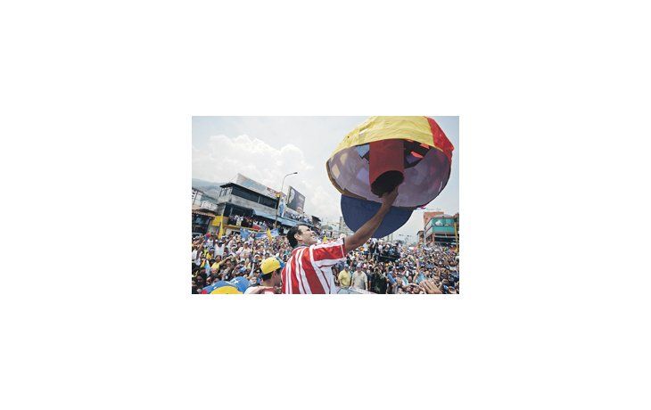 ámbito.com | Henrique Capriles agitó cotillón de campaña en un acto ayer en Mérida. Las calles de Caracas estuvieron más animadas por opositores, pero hoy se prevé una multitud chavista.