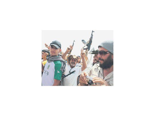 Fuerzas rebeldes se agruparon ayer en las afueras de Bani Walid, en el oeste de Libia, a la espera de que los leales a Muamar el Gadafi se rindieran y les permitieran ingresar a la ciudad. Eso por el momento no ocurrió, por lo que se reanudarían los combates.