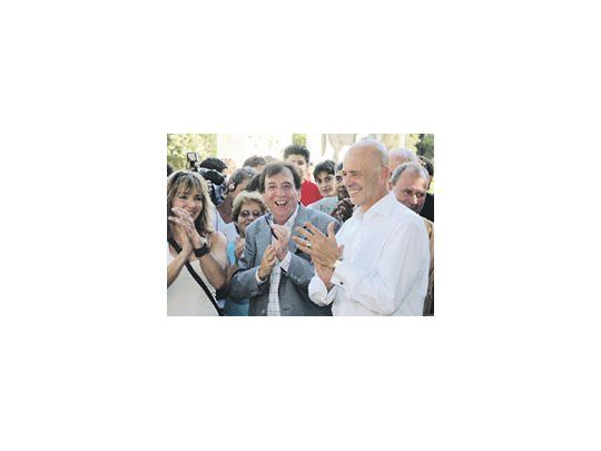 Jorge Telerman, ayer, junto al actor Joe Rígoli, famoso en otra década por su sketch del arbolito, al plantar el árbol 50.000 en el Parque Rivadavia de la Capital Federal, órbita del Ministerio de Espacio Público que conduce Lía María.