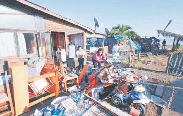 Escombros, basura y casas destruidas fueron la imagen que dejó durante la mañana de ayer el sismo que el miércoles sacudió a Chile.